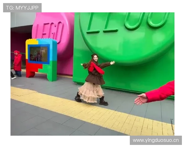 山口茜随手拿起那个名牌包那脸太淡定了，我的银行卡先凉一半