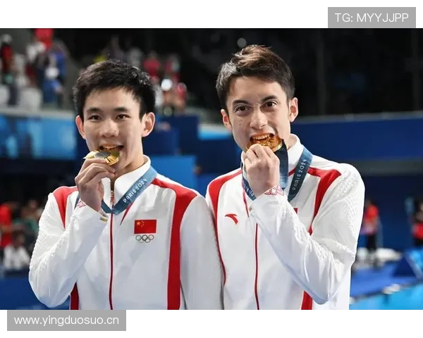 杨昊发图，袖口那块表看着能买我半条街，心态崩了