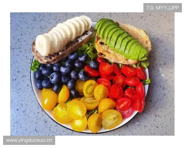 瑞安·洛赫特又晒家里早餐，泳池边的咖啡台比我整年工资还精致